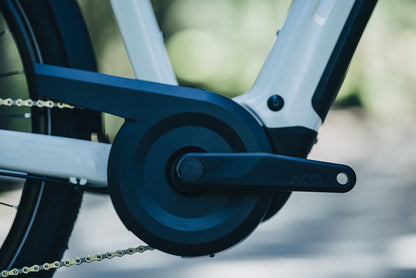 Cube Touring Hybrid ONE 600 metallicwhite´n´chrome 2027 – E-Trekkingrad – Detailansicht 1