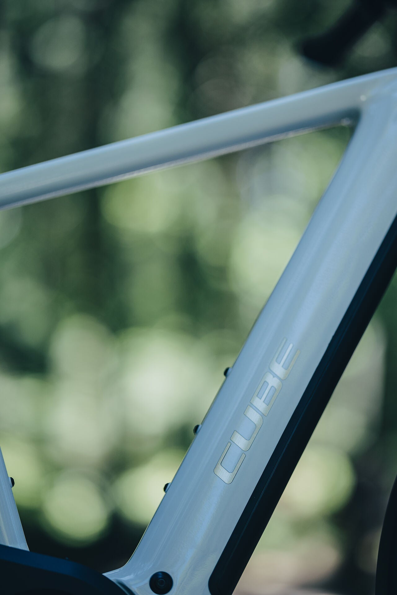 Cube Touring Hybrid ONE 600 metallicwhite´n´chrome 2027 – E-Trekkingrad – Detailansicht 3