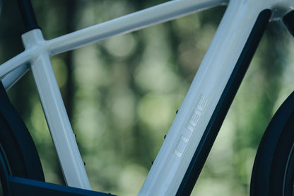 Cube Touring Hybrid ONE 600 metallicwhite´n´chrome 2027 – E-Trekkingrad – Detailansicht 4