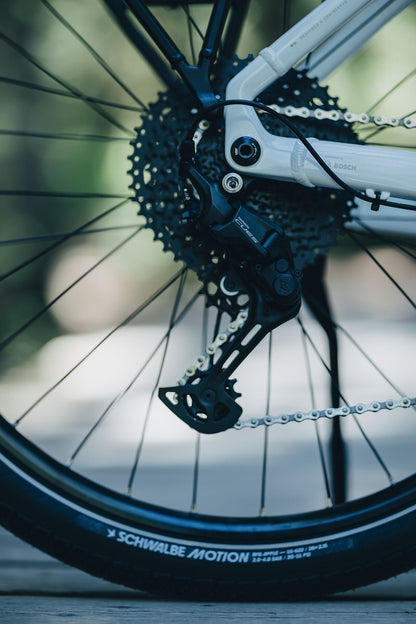 Cube Touring Hybrid ONE 600 metallicwhite´n´chrome 2027 – E-Trekkingrad – Detailansicht 9