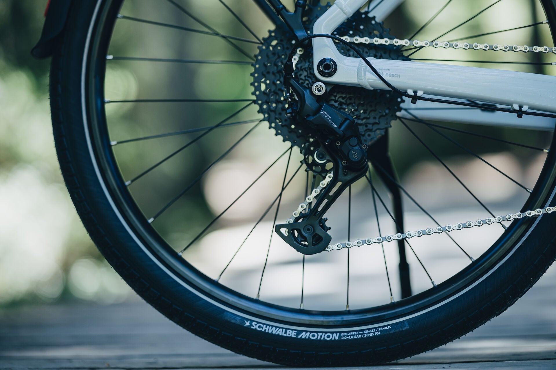 Cube Touring Hybrid ONE 600 metallicwhite´n´chrome 2027 – E-Trekkingrad – Detailansicht 10