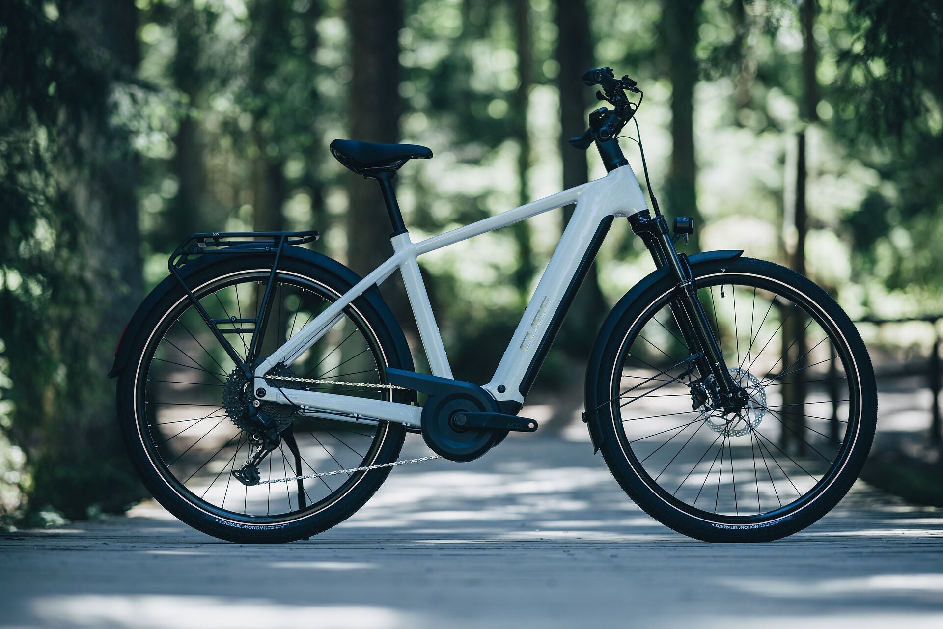 Cube Touring Hybrid ONE 600 metallicwhite´n´chrome 2027 – E-Trekkingrad – Seitenansicht 1