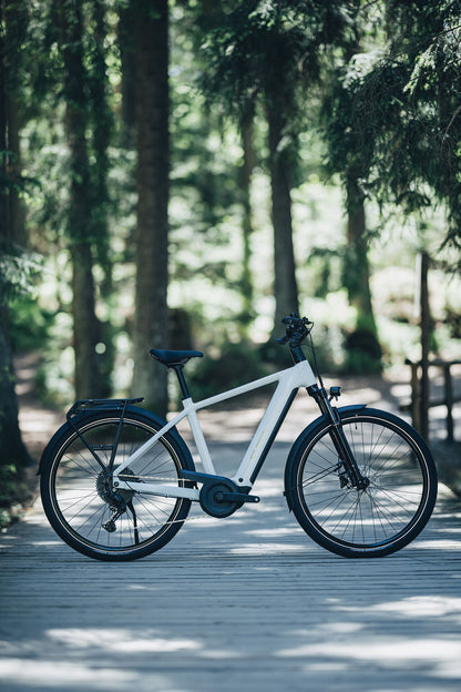 Cube Touring Hybrid ONE 600 metallicwhite´n´chrome 2027 – E-Trekkingrad – Seitenansicht 2