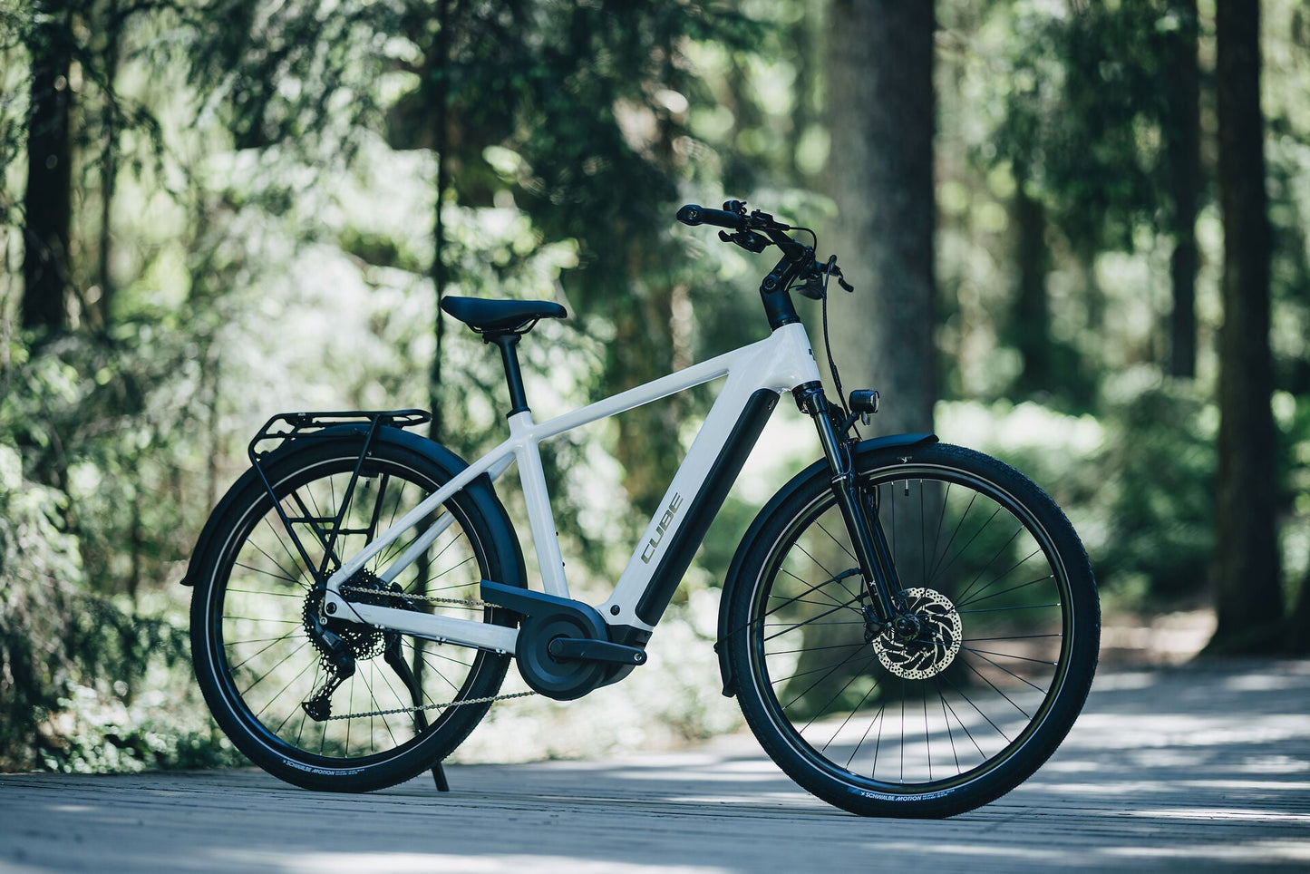 Cube Touring Hybrid ONE 600 metallicwhite´n´chrome 2027 – E-Trekkingrad – Seitenansicht 3