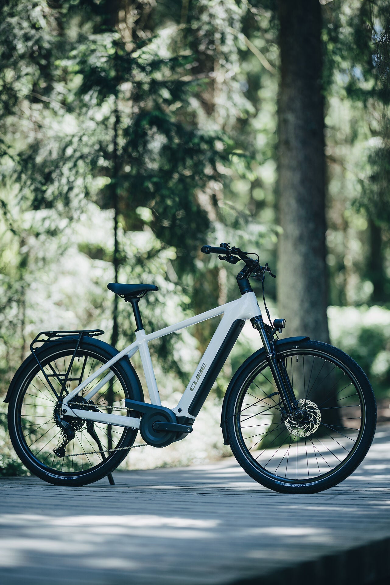 Cube Touring Hybrid ONE 600 metallicwhite´n´chrome 2027 – E-Trekkingrad – Seitenansicht 4