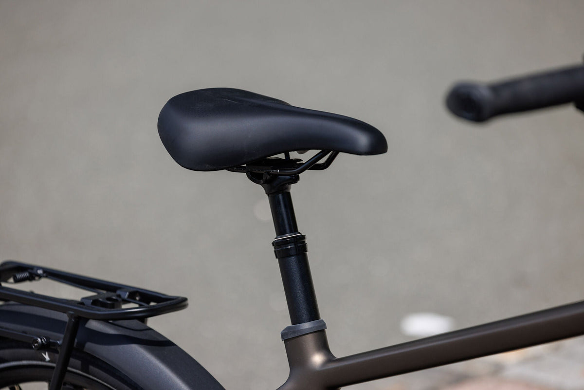 Cube Touring Hybrid Pro 800 metallicumbra´n´black 2027 – E-Trekkingrad – Detailansicht 1