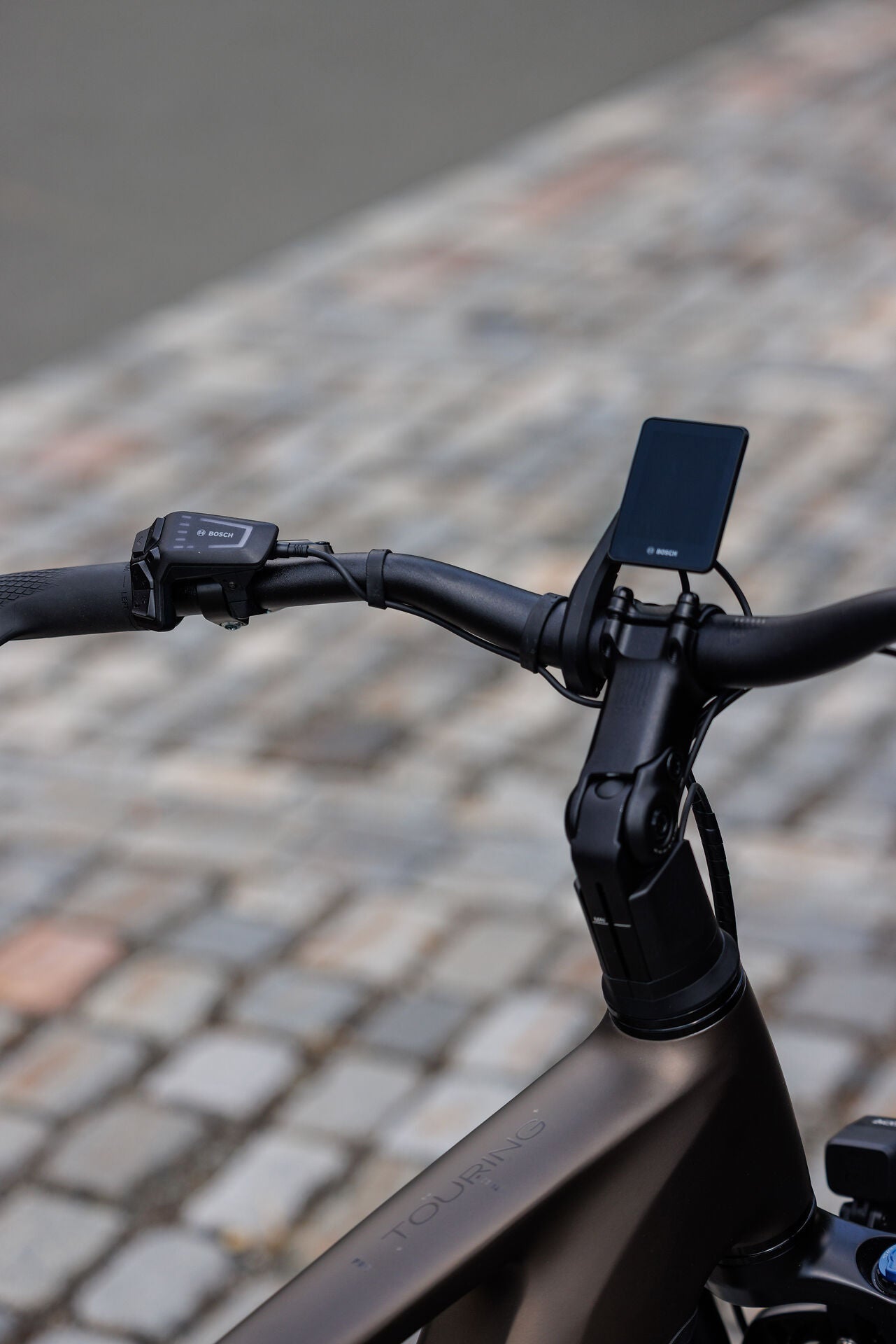 Cube Touring Hybrid Pro 800 metallicumbra´n´black 2027 – E-Trekkingrad – Detailansicht 7