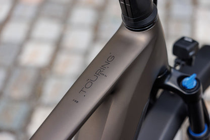 Cube Touring Hybrid Pro 800 metallicumbra´n´black 2027 – E-Trekkingrad – Detailansicht 8