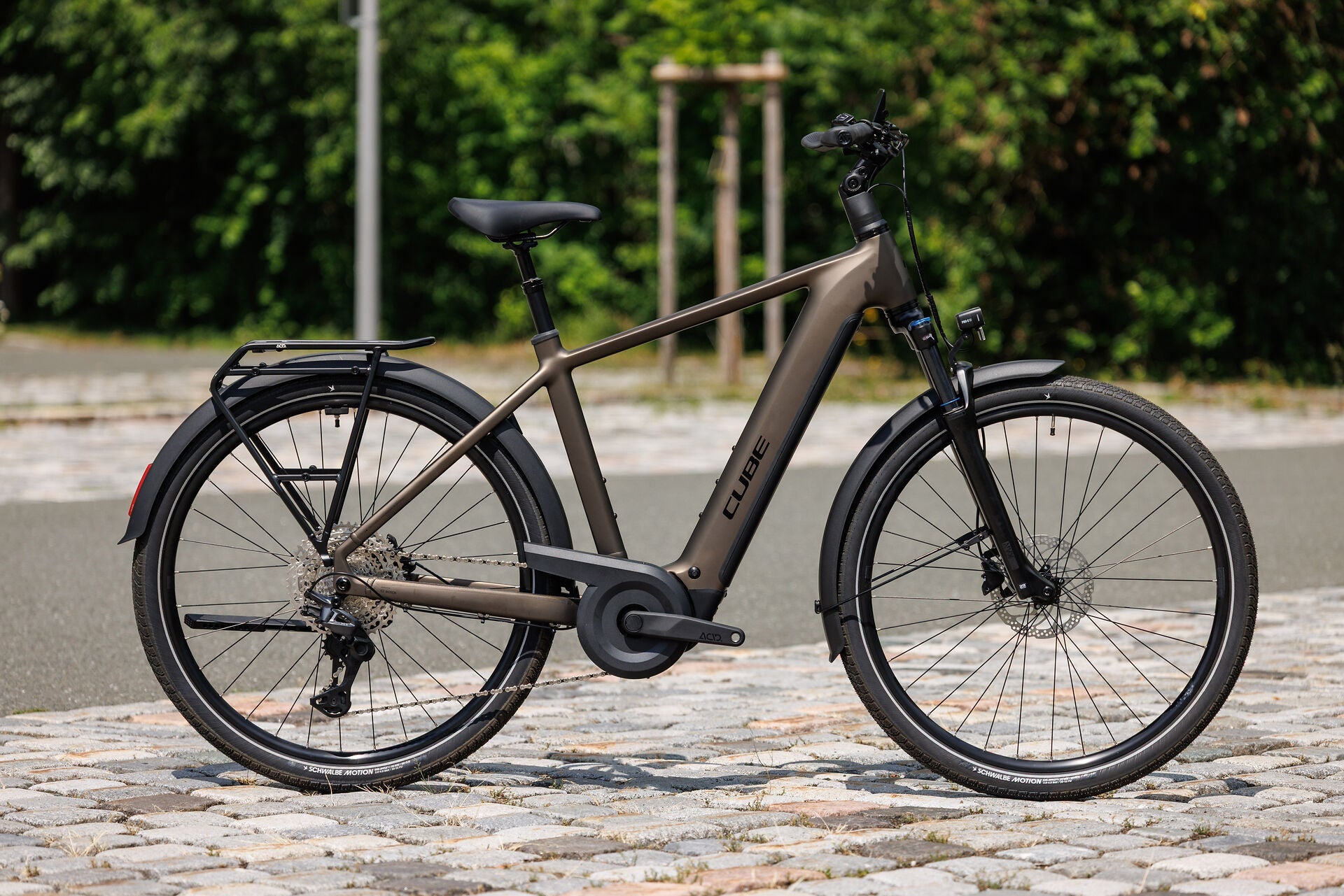 Cube Touring Hybrid Pro 800 metallicumbra´n´black 2027 – E-Trekkingrad – Seitenansicht 1