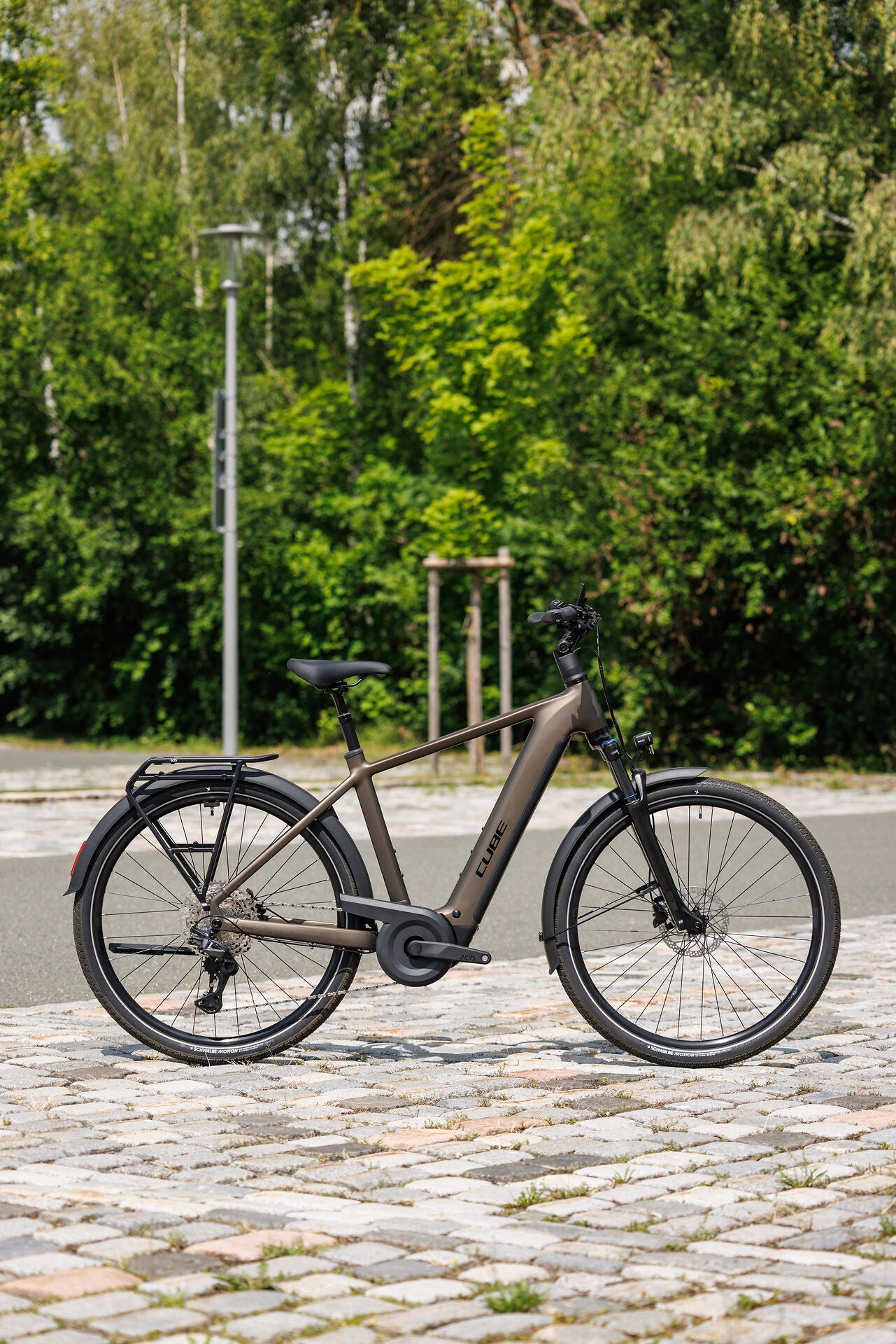 Cube Touring Hybrid Pro 800 metallicumbra´n´black 2027 – E-Trekkingrad – Seitenansicht 2