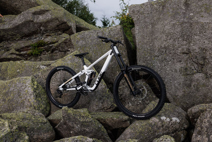 Cube TWO15 Race powdergold´n´black 2027 – Mountainbike Fully – Seitenansicht 2