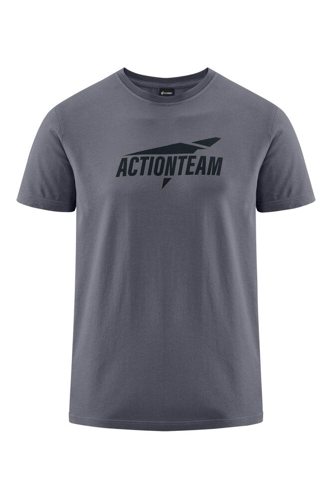 Das Cube CUBE Organic T-Shirt Actionteam grey'n'black zeigt "ACTIONTEAM" und eine abstrakte schwarze Pfeilgrafik auf der Brust, mit kurzen Ärmeln und einem Rundhalsausschnitt. Abgebildet auf einfarbig weißem Hintergrund.