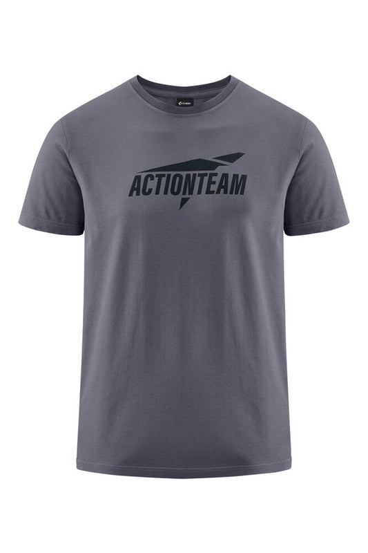Das Cube CUBE Organic T-Shirt Actionteam grey'n'black zeigt "ACTIONTEAM" und eine abstrakte schwarze Pfeilgrafik auf der Brust, mit kurzen Ärmeln und einem Rundhalsausschnitt. Abgebildet auf einfarbig weißem Hintergrund.