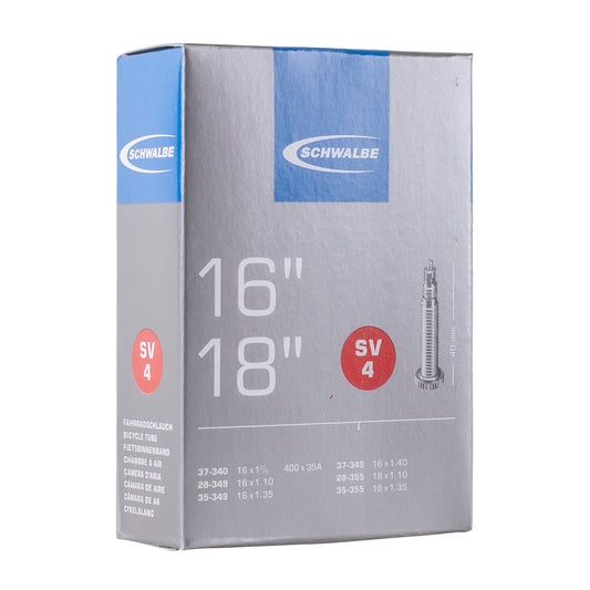 Eine silber-blaue Schwalbe SV 4 / 16"/18" Box zeigt auf der Vorderseite ein kleines Presta-Ventil-Bild und Größenangaben in mehreren Sprachen.