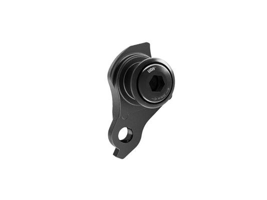 Das CUBE SRAM Schaltauge UDH schwarz Directmount mit geschwungenem Design und sechseckigem Schraubenloch ist in schwarz und isoliert auf weißem Hintergrund abgebildet.