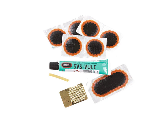 Tip Top TT02 Schlauch-Reparaturset Nostalgie Flickzeug von Tip Top enthält SVS-VULC Kleber, Flicken, eine Raspel und einen gelben Streifen auf weißem Hintergrund. Verpackt in einer nostalgischen Blechdose. Hergestellt in Deutschland.