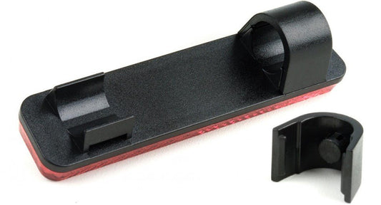 Der ACID Gepäckträgerreflektor SLIM CLIP red Reflektor ist ein schwarz-roter Kunststoff-Rücklichthalter mit abnehmbarem, gebogenem Clip zur einfachen Befestigung an Fahrradsattelstützen und StVZO-geprüft für sicheres, legales Fahren.