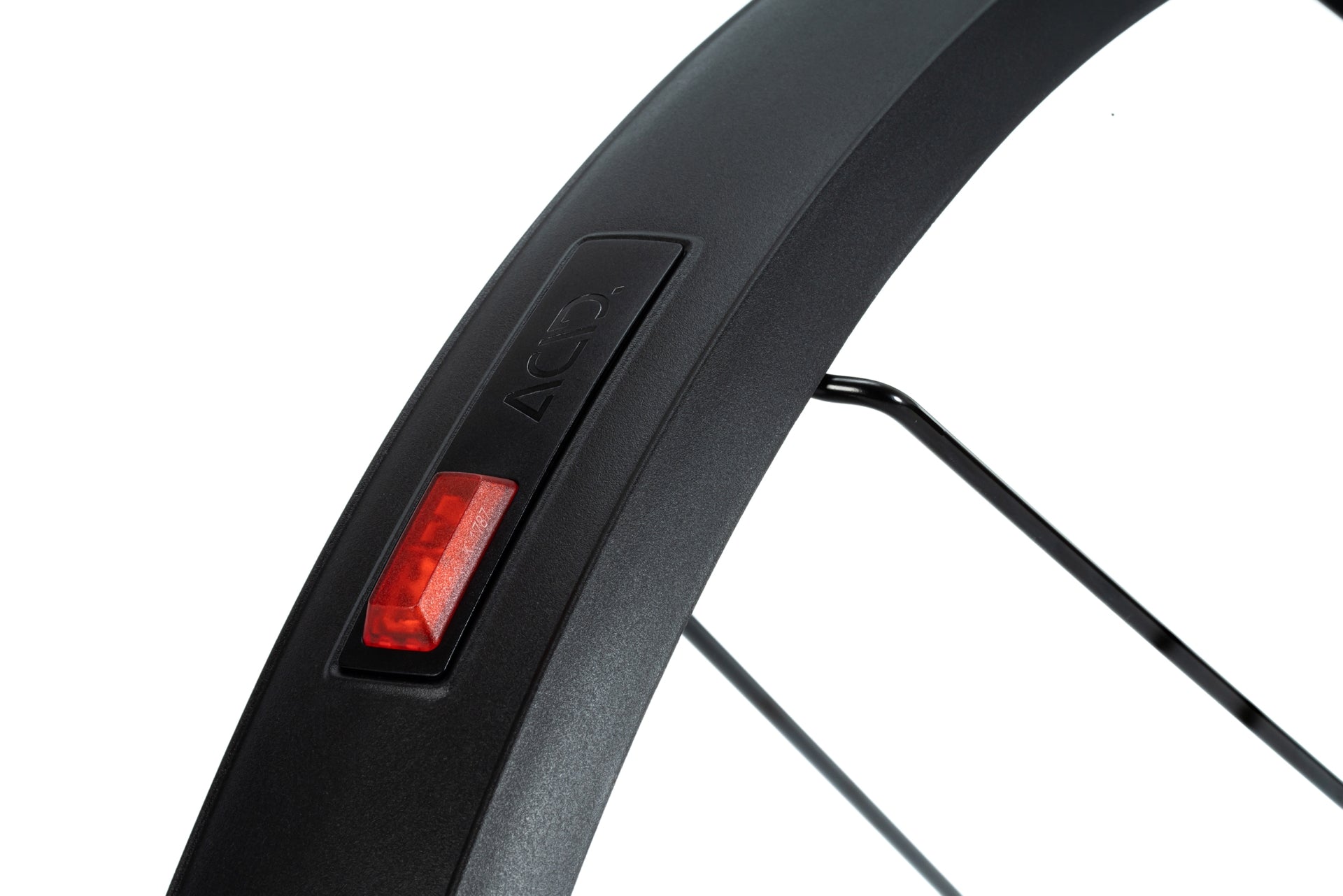 Nahaufnahme einer schwarzen Fahrradfelge mit rotem Reflektor, schwarzem ACTIV-Einsatz und einem ACID E-Bike Schutzblechrücklicht PRO-E (12V) BES3 (Bosch Smart System). Die Metallspeiche ist vor einem weißen Hintergrund sichtbar. Marke: ACID.