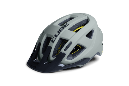 Der graue All-Terrain-Helm CUBE Helm FLEET von Cube verfügt über große Belüftungsöffnungen, ein gelbes Innenfutter, eine In-Mould-Konstruktion und einen "CUBE"-Schriftzug auf der Oberseite vor einem weißen Hintergrund.