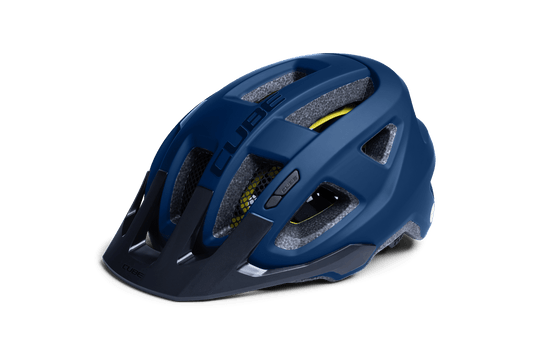 Der CUBE Helm FLEET blau / All Terrain Helm von Cube zeichnet sich durch ein blau-schwarzes Design, mehrere Belüftungslöcher, eine graue Innenpolsterung und eine langlebige In-Mold-Konstruktion aus. Der Markenname ist auf der Oberseite vor einem schlichten weißen Hintergrund zu sehen.