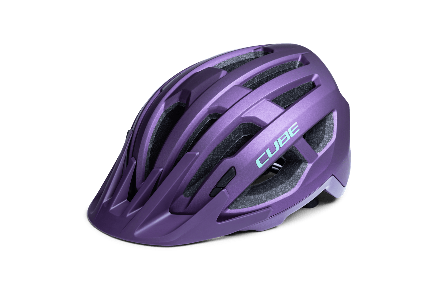 Der CUBE Helm OFFPATH lila / MTB Race Helm von Cube zeichnet sich durch mehrere Belüftungsschlitze, Double-In-Mould Konstruktion und den Schriftzug "CUBE" in hellblau auf der Seite aus, der auf einem schlichten weißen Hintergrund abgebildet ist.