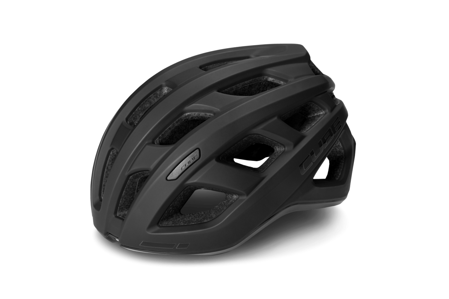 Der Cube Helm ROAD RACE Rennradhelm in mattem Schwarz verfügt über eine Top-Belüftung mit mehreren verlängerten Schlitzen, ein schlankes, aerodynamisches Design und ein minimales Branding, das vor einem hellgrauen Hintergrund gezeigt wird.
