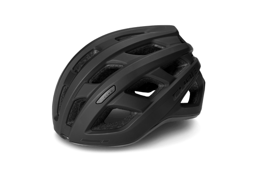 Der Cube Helm ROAD RACE Rennradhelm in mattem Schwarz verfügt über eine Top-Belüftung mit mehreren verlängerten Schlitzen, ein schlankes, aerodynamisches Design und ein minimales Branding, das vor einem hellgrauen Hintergrund gezeigt wird.