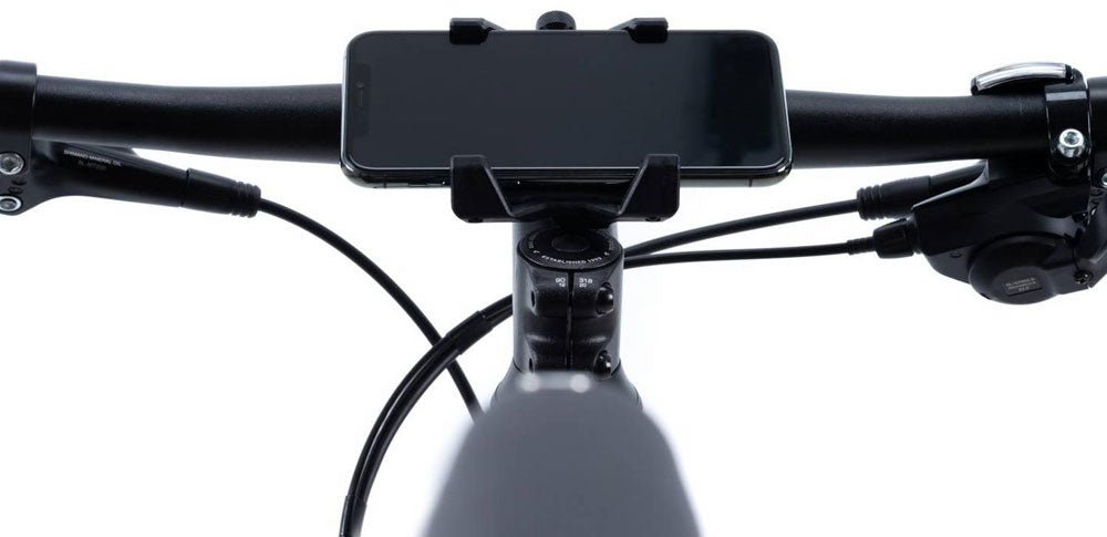 Die ACID Handyhalterung HPP von ACID ist variabel verstellbar und am Fahrradlenker montiert. Aus Fahrersicht sichtbar: Bremskabel, Schalthebel und rutschfeste Silikonpads, die das Smartphone sicher halten.