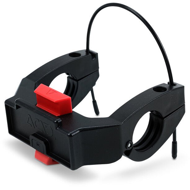 Der ACID FILink Adapter für Lenker schwarz von ACID ist eine schwarze Kunststoffklemme mit roten Knöpfen und zwei Kabelschlaufen, die für die Befestigung von zylindrischen Gegenständen konzipiert ist - ideal für die Befestigung von ACID Fronttaschen an Ihrem Lenker.
