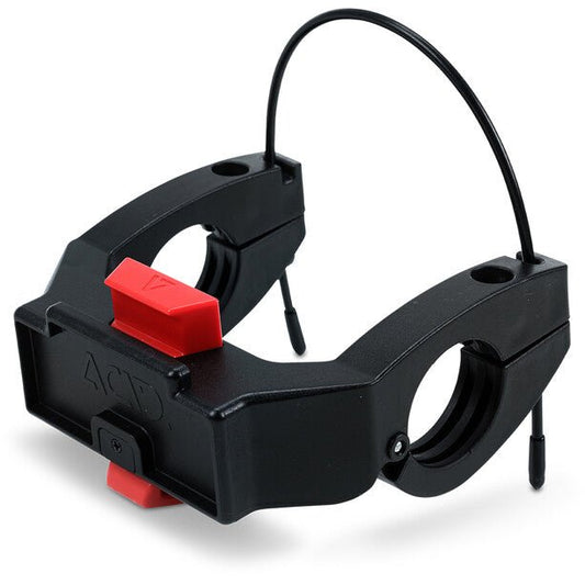 Der ACID FILink Adapter für Lenker schwarz von ACID ist eine schwarze Kunststoffklemme mit roten Knöpfen und zwei Kabelschlaufen, die für die Befestigung von zylindrischen Gegenständen konzipiert ist - ideal für die Befestigung von ACID Fronttaschen an Ihrem Lenker.