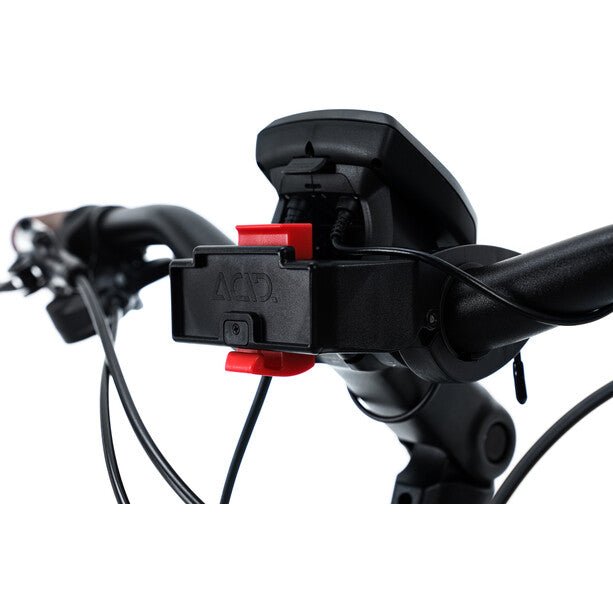 Nahaufnahme eines Fahrradlenkers mit montiertem ACID FILink Adapter für Lenker schwarz von ACID, auf dem Bremszüge und ein Teil einer Gangschaltung vor weißem Hintergrund zu sehen sind.