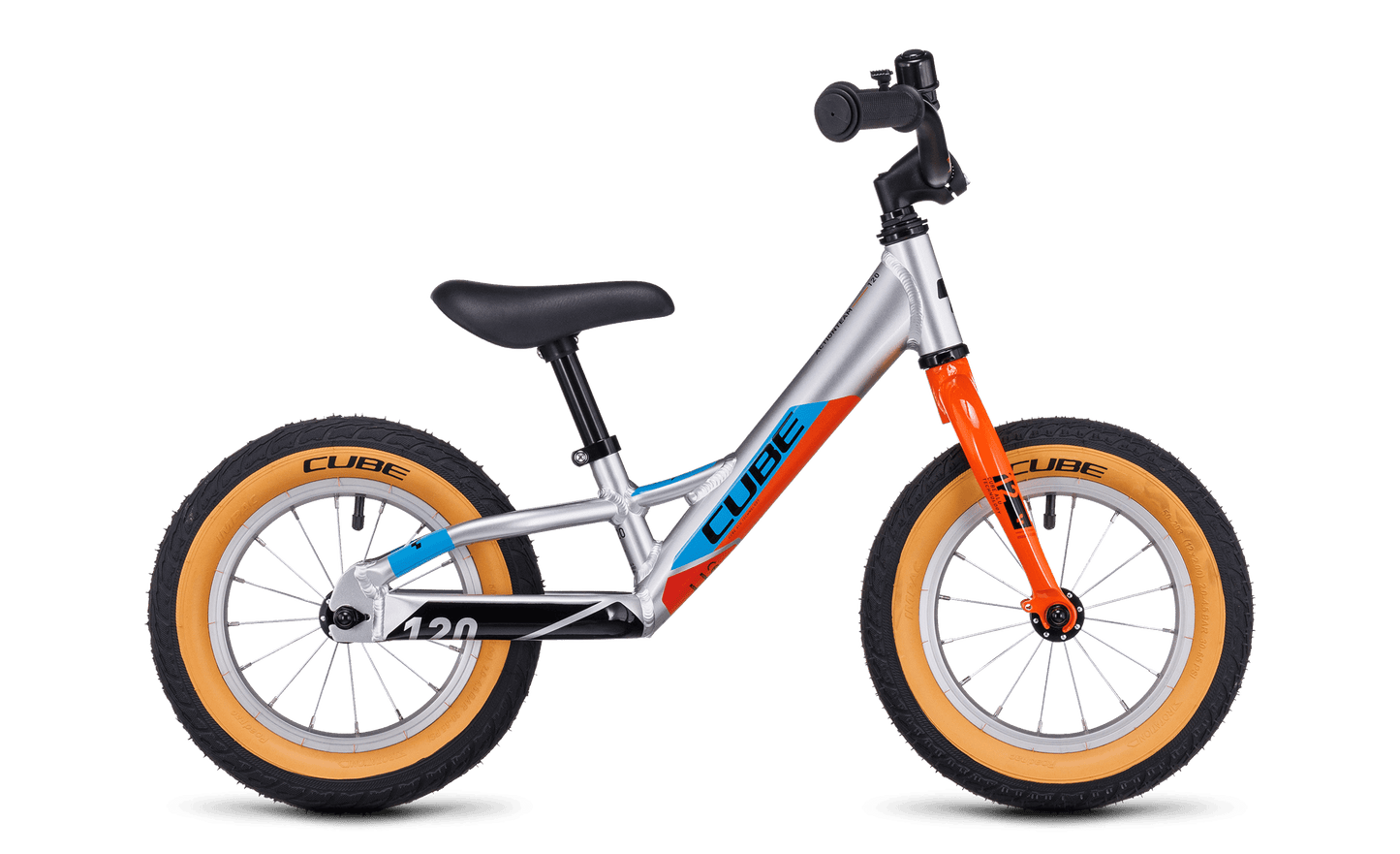 Das Cube Cubie 120 walk actionteam Laufrad ist ein leichtes Aluminium-Balancebike in Silber mit orangefarbener Gabel, schwarzem Sitz, blauem CUBE Branding und beigen Reifen. Es hat keine Pedale oder Stützräder und ist auf einem schlichten weißen Hintergrund abgebildet.