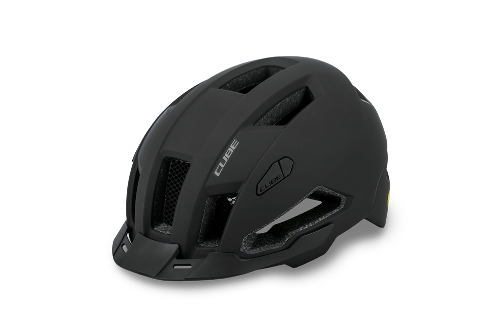 Ein mattschwarzer Cube Helm EVOY / All Terrain Fahrradhelm mit mehreren Belüftungsöffnungen, einem kurzen Frontvisier, MIPS-System und Cube Branding an der Seite wird vor einem schlichten weißen Hintergrund gezeigt.