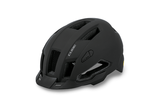 Ein mattschwarzer Cube Helm EVOY / All Terrain Fahrradhelm mit mehreren Belüftungsöffnungen, einem kurzen Frontvisier, MIPS-System und Cube Branding an der Seite wird vor einem schlichten weißen Hintergrund gezeigt.