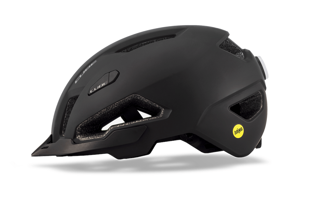 Der CUBE Helm EVOY / All Terrain Helm von Cube ist mattschwarz mit Lüftungsschlitzen, kleinem Frontvisier, integriertem Rücklicht, gelbem MIPS-Sicherheitsaufkleber und verfügt über ein schlankes, aerodynamisches Design.