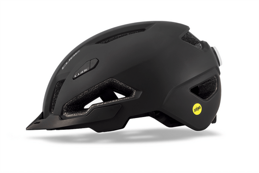 Der CUBE Helm EVOY / All Terrain Helm von Cube ist mattschwarz mit Lüftungsschlitzen, kleinem Frontvisier, integriertem Rücklicht, gelbem MIPS-Sicherheitsaufkleber und verfügt über ein schlankes, aerodynamisches Design.
