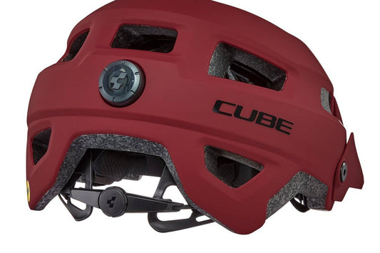 Ein CUBE Helm FRISK / MTB Trail Helm in rot mit mehreren Belüftungsöffnungen, einem schwarzen Einstellrad mit dem CUBE Natural Fit System und schwarzer Innenpolsterung, von Cube, abgebildet auf weißem Hintergrund.