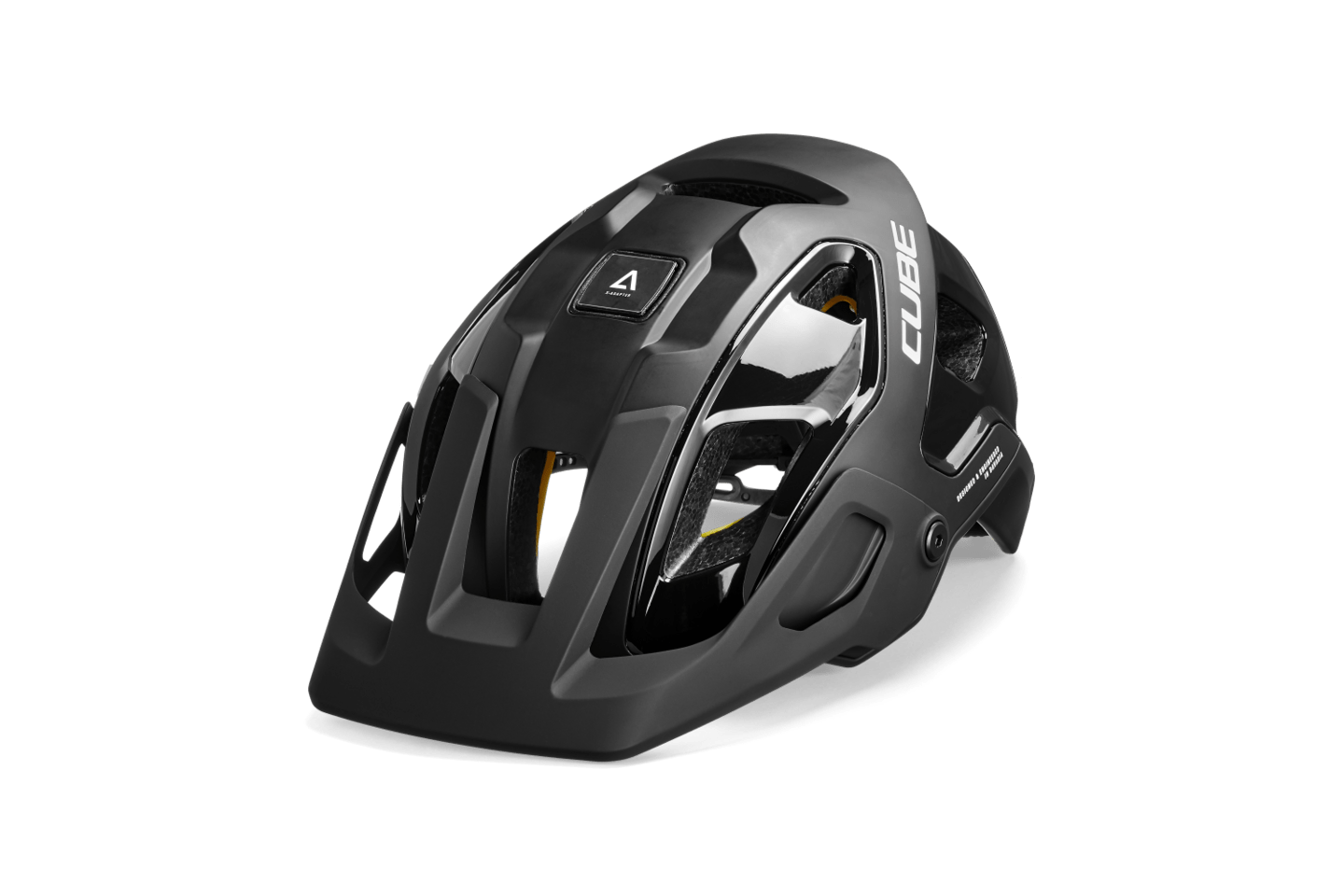 Ein mattschwarzer Cube Helm STROVER / MTB Enduro Helm von Cube, mit mehreren Belüftungsschlitzen, einem Frontvisier und dem CUBE Natural Fit System, dargestellt auf einem schlichten weißen Hintergrund.