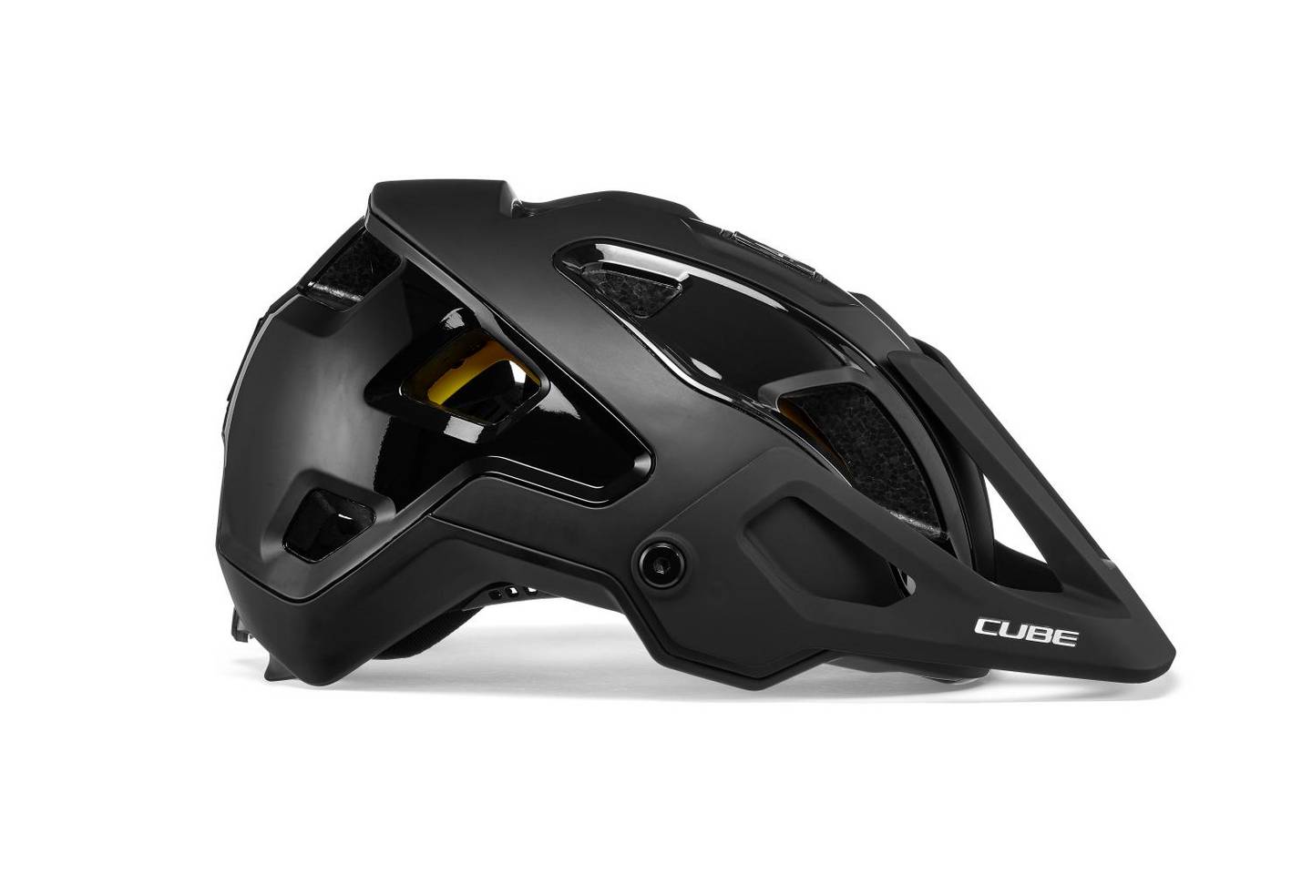 Ein schwarzer CUBE Helm STROVER MTB Enduro Helm von Cube mit modernem, kantigem Design, großen Belüftungsöffnungen, Visier und CUBE Natural Fit System, dargestellt im Seitenprofil auf weißem Hintergrund.