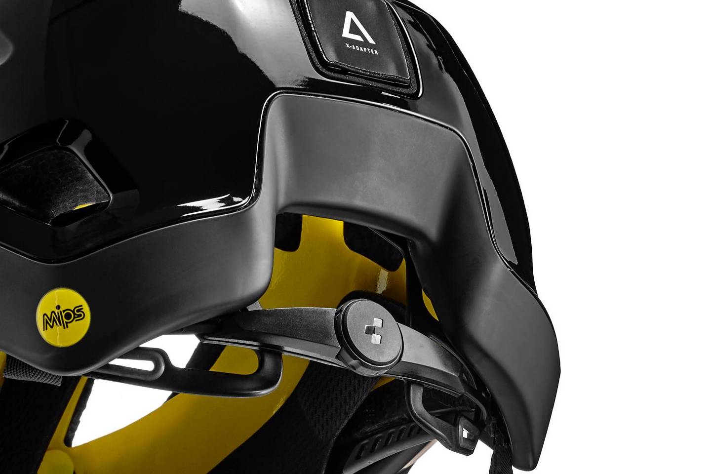 Nahaufnahme eines schwarzen Cube Helm STROVER / MTB Enduro Helm mit gelber Innenseite, mit dem MIPS Technologie Logo und dem X-ADAPTER Branding.