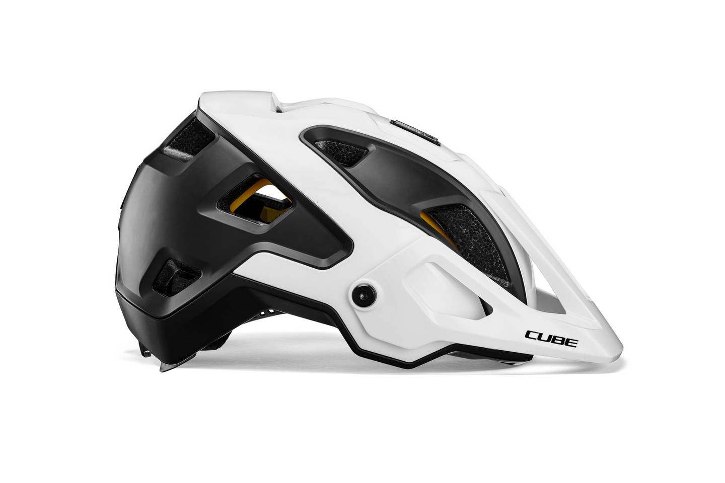 Ein weißer und schwarzer CUBE Helm STROVER MTB Enduro Helm mit kantigen Belüftungsöffnungen, Visier und Cube Branding an der Vorderseite. Der moderne Helm verfügt über das Natural Fit System für verbesserten Komfort, in der Profilansicht gezeigt.
