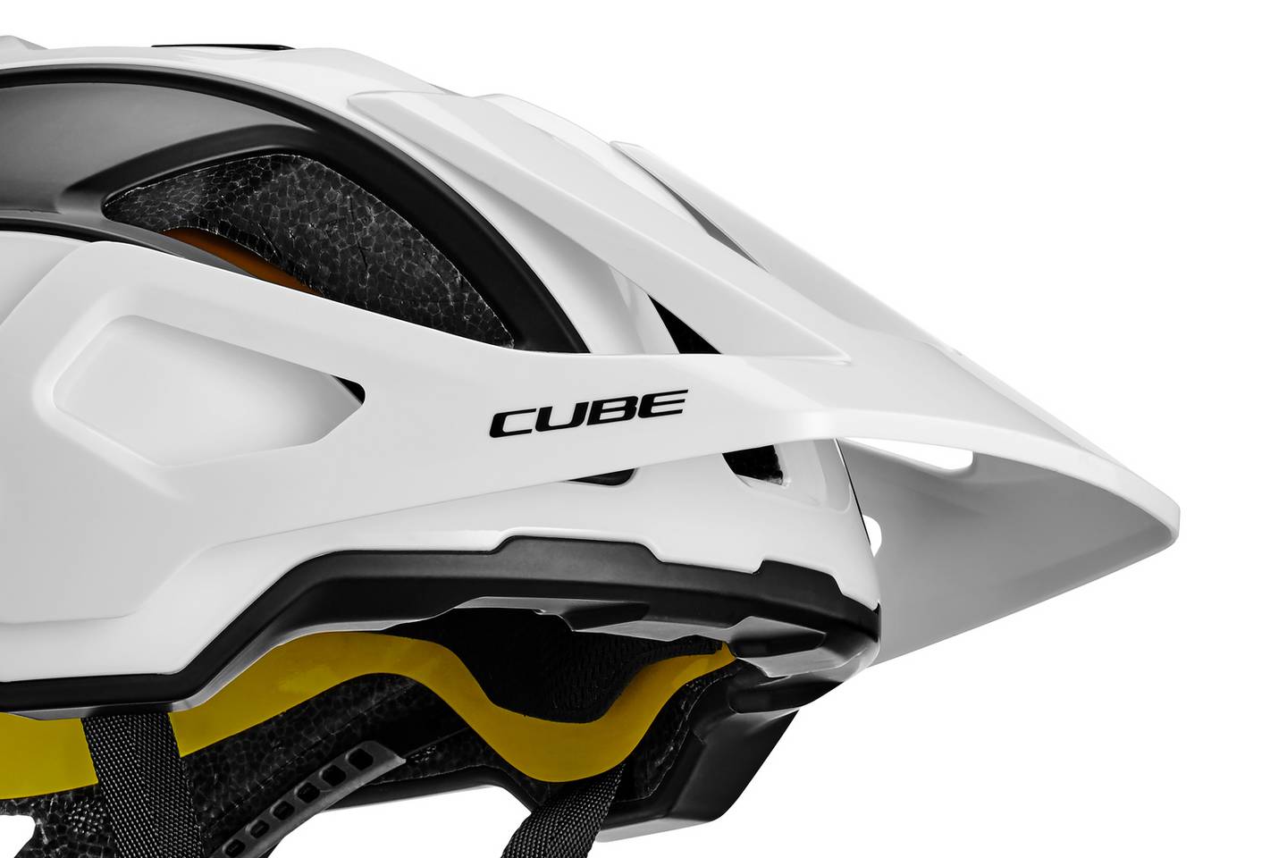 Nahaufnahme des CUBE Helm STROVER / MTB Enduro Helm von Cube mit seinem Visier, der Belüftung und der fortschrittlichen MIPS Technologie für mehr Sicherheit.