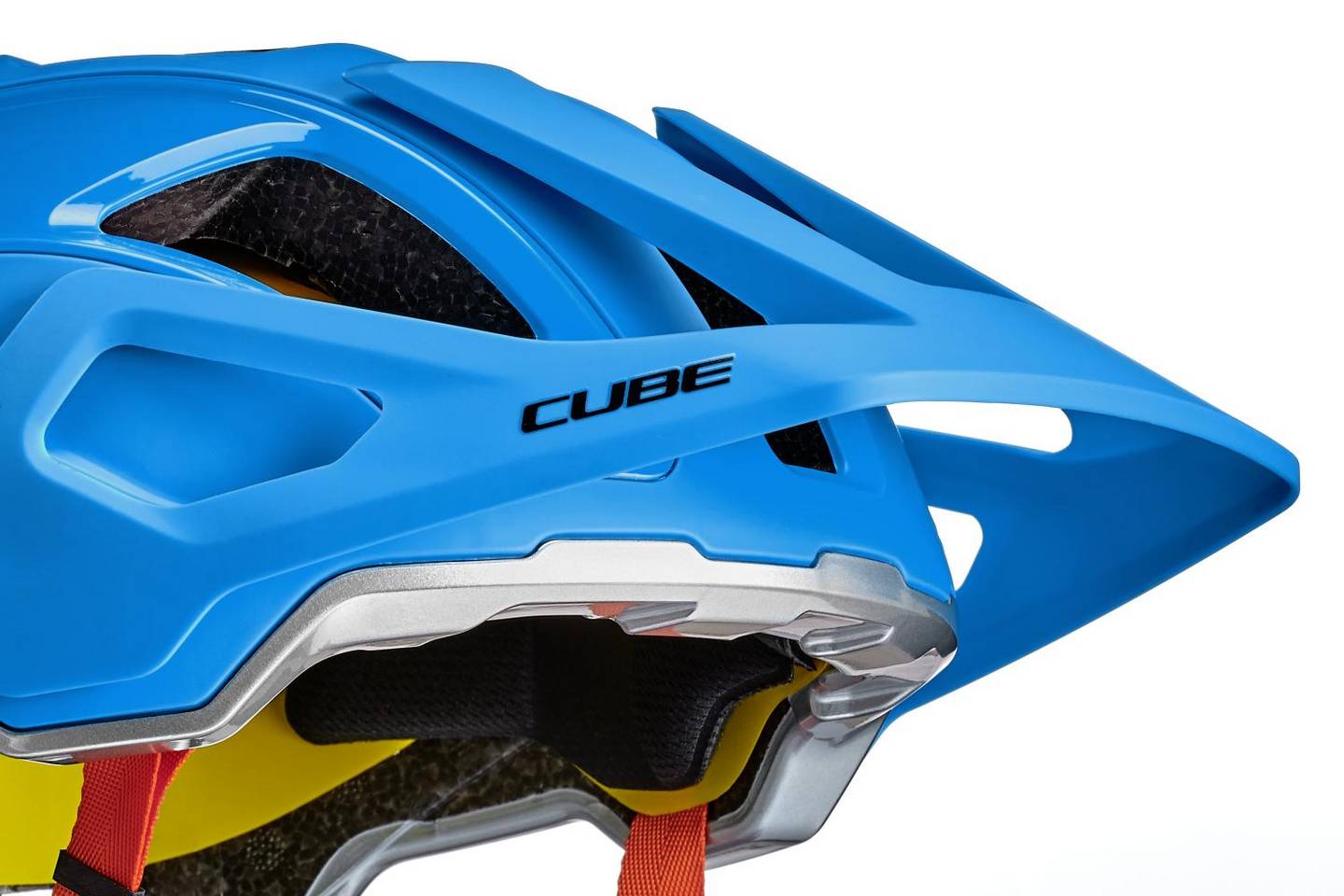 Nahaufnahme des Cube Helm STROVER / MTB Enduro Helm in blau, mit dem CUBE Natural Fit System, großem Visier, detaillierten Belüftungsöffnungen, silbernen Zierleisten und roten Kinnriemen auf weißem Hintergrund.