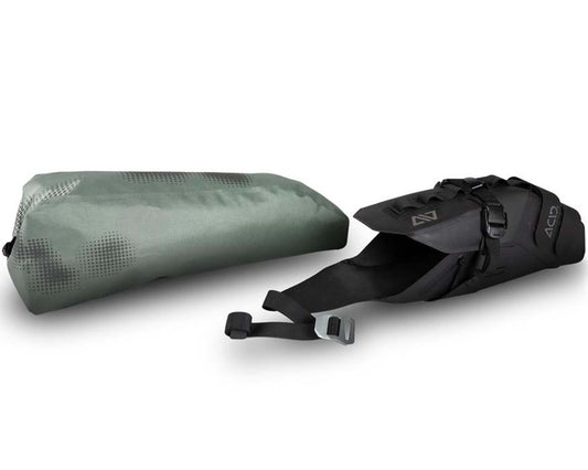 Die ACID Satteltasche PACK PRO 15 Liter black'n'green von ACID mit Riemen, Schnallen und MOLLE-System steht neben einem grauen wasserdichten Trockensack auf weißem Grund.