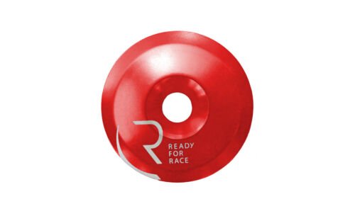 Die RFR Ahead Kappe rot schwarz ist eine runde, rot-schwarze Metallkappe mit zentralem Loch und READY FOR RACE Text neben einem stilisierten R-Ideal für Steuersätze und Style-Enthusiasten, dargestellt auf weißem Hintergrund.