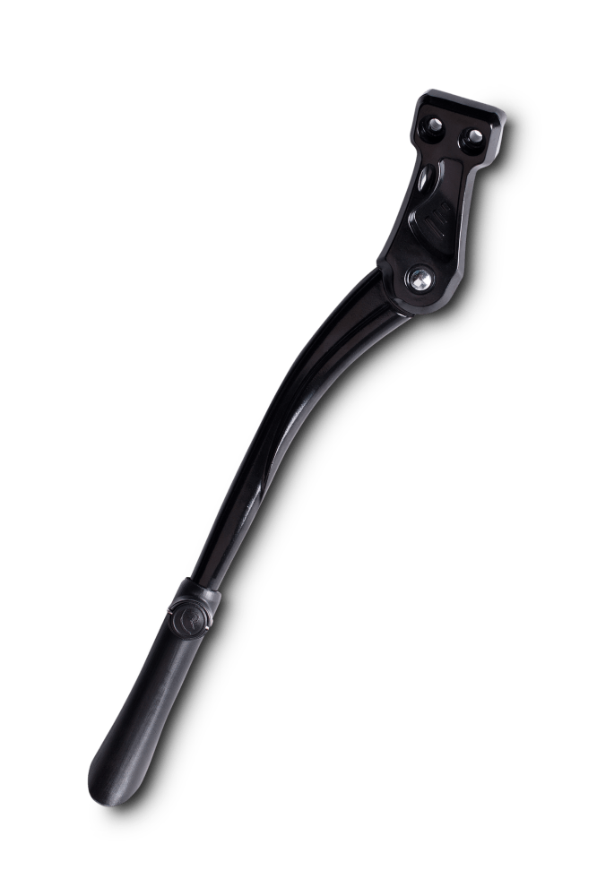 Der RFR Fahrradständer KSA 18 PRO (18 mm) in schwarz, mit oberen Befestigungslöchern für einen stabilen Halt an Ihrem Trekkingrad, ist auf einem schlichten weißen Hintergrund abgebildet.