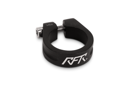 Die leichte RFR Sattelklemme 31.8 / 34.9 mm aus Aluminium 6061 besitzt eine silberne Schraube und ein weißes RFR-Logo an der Seite, präsentiert vor schlichtem weißem Hintergrund.
