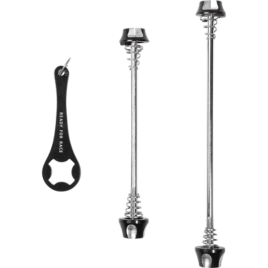 Zwei RFR Spannachsen - Set mit Diebstahlschutz VR/HR Schnellspanner in schwarz und silber stehen senkrecht neben einem schwarzen Schraubenschlüssel mit der Aufschrift "READY FOR RACE" und einem Metallstift - ideal für Laufraddiebstahlschutz und einfache Montage.