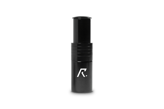 Eine schwarze, zylindrische RFR Steuerrohrverlängerung (28,6 mm x 67 mm) aus Aluminium 6061 mit erhöhter Kappe und weißem, stilisiertem RFR-Logo auf der Vorderseite wird vor einem schlichten weißen Hintergrund präsentiert.