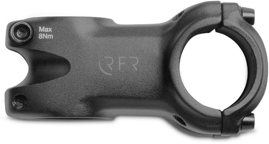 Ein schwarzer RFR Vorbau Trail 35 x 60 mm x 0° aus Aluminium mit zwei Schraubenlöchern, Max 8Nm-Markierung und dezentem RFR"-Schriftzug in der Mitte, der für 35mm-Lenkerklemmung ausgelegt ist, von oben gesehen.